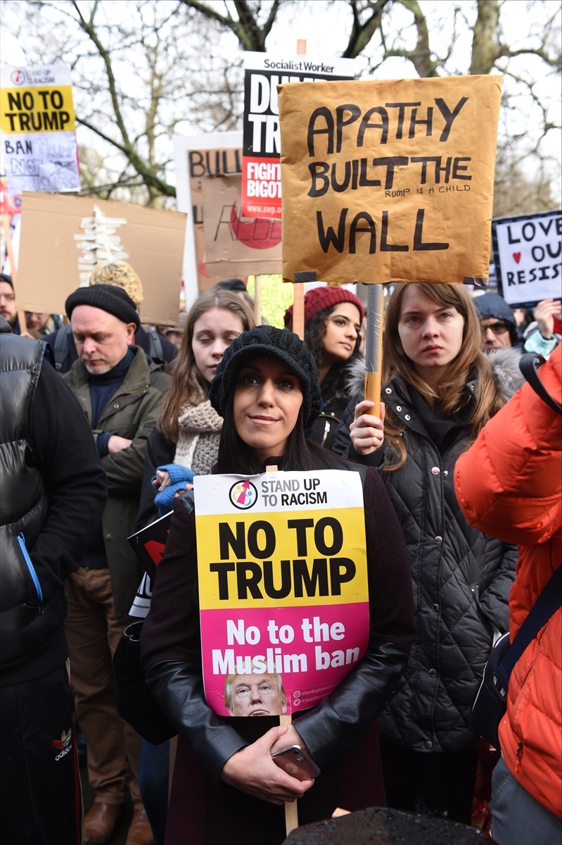 İngiltere'de on binler Trump'ı protesto etti 16