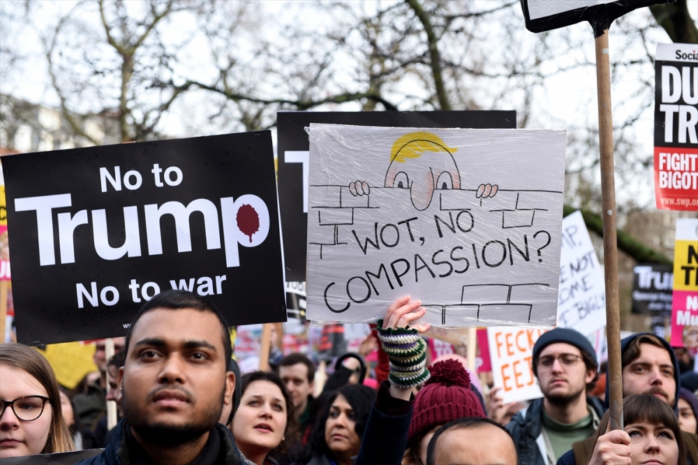 İngiltere'de on binler Trump'ı protesto etti 17
