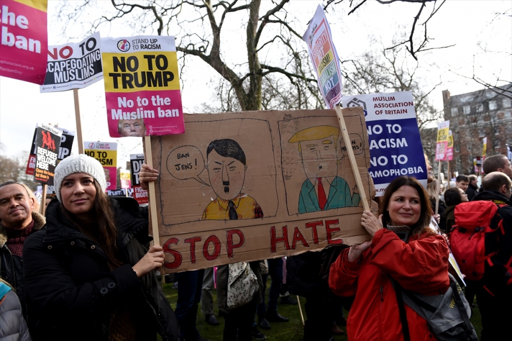 İngiltere'de on binler Trump'ı protesto etti 19