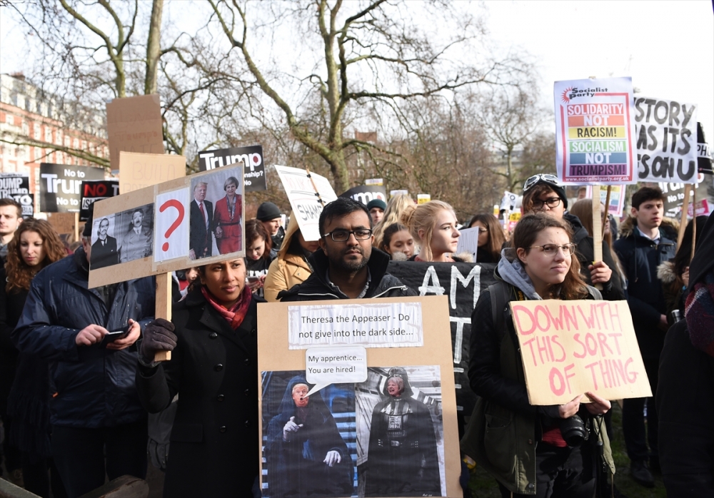 İngiltere'de on binler Trump'ı protesto etti 22