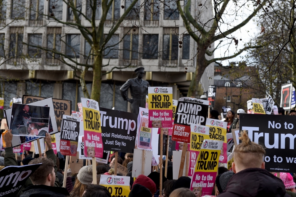 İngiltere'de on binler Trump'ı protesto etti 23