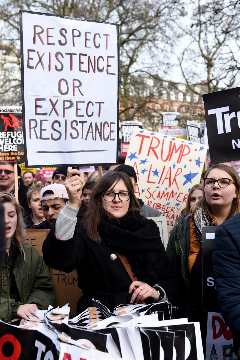 İngiltere'de on binler Trump'ı protesto etti 24