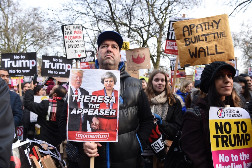İngiltere'de on binler Trump'ı protesto etti 26