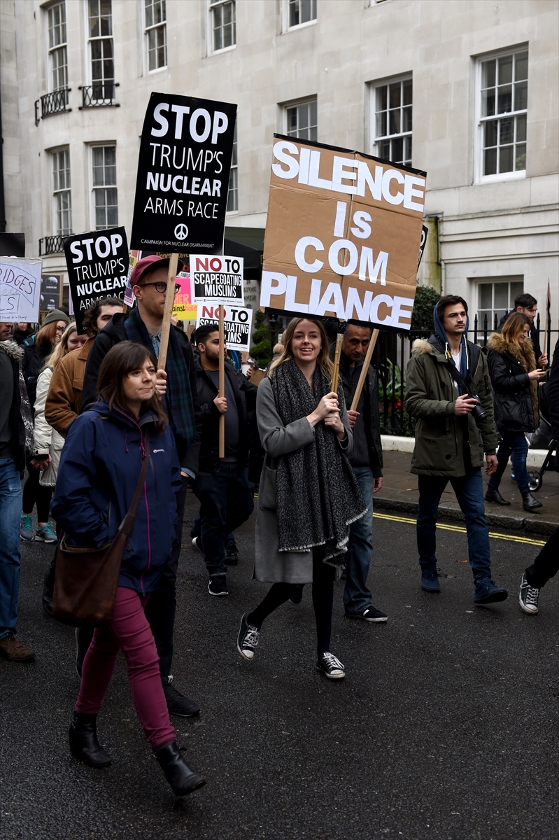 İngiltere'de on binler Trump'ı protesto etti 27