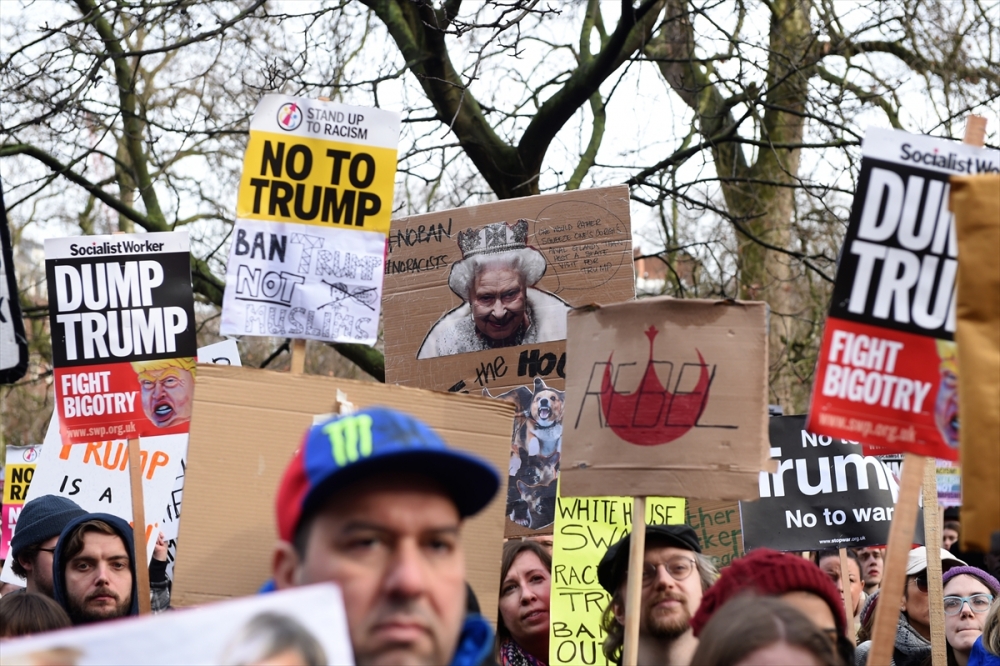 İngiltere'de on binler Trump'ı protesto etti 30