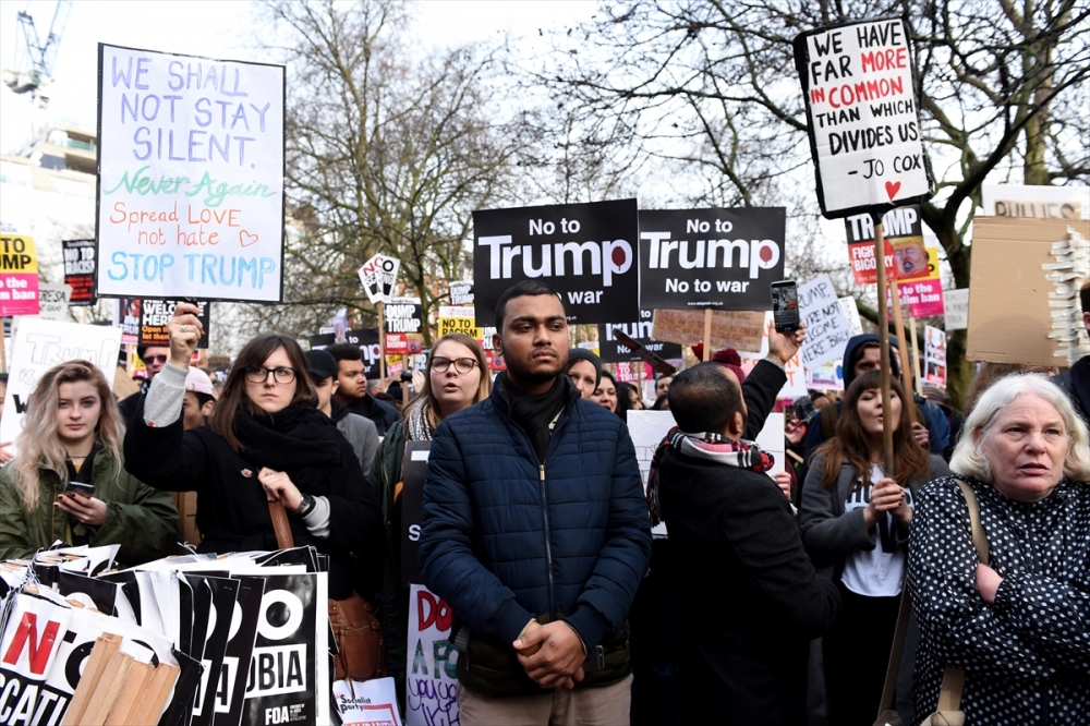 İngiltere'de on binler Trump'ı protesto etti 32