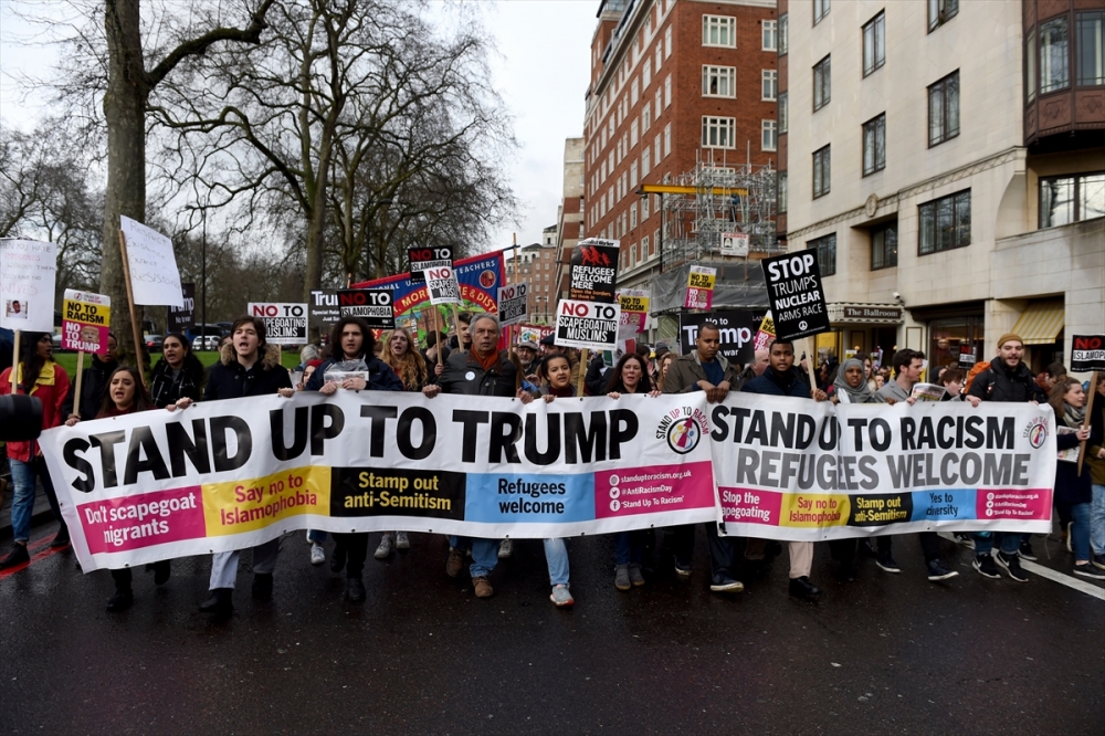 İngiltere'de on binler Trump'ı protesto etti 33