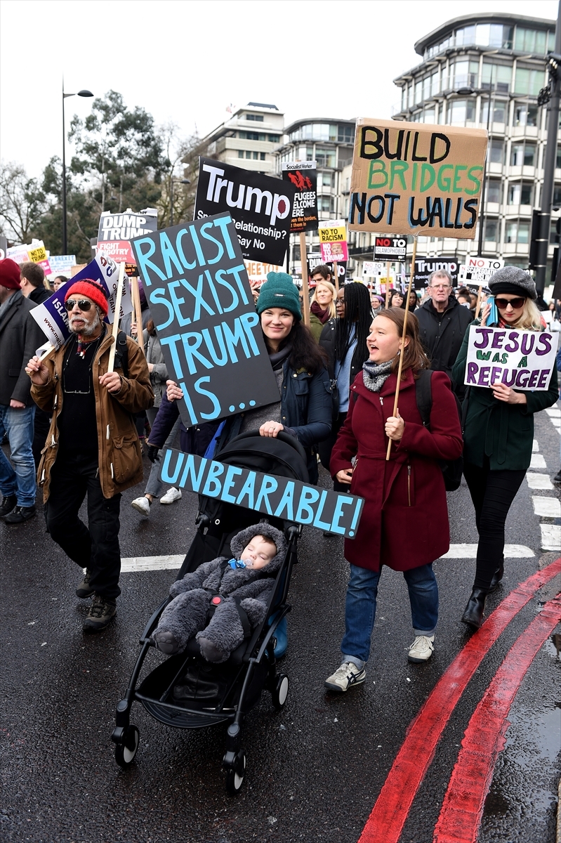 İngiltere'de on binler Trump'ı protesto etti 35