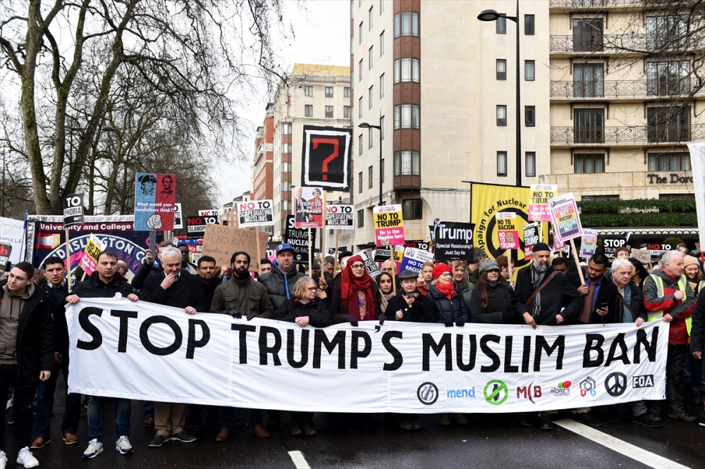 İngiltere'de on binler Trump'ı protesto etti 37