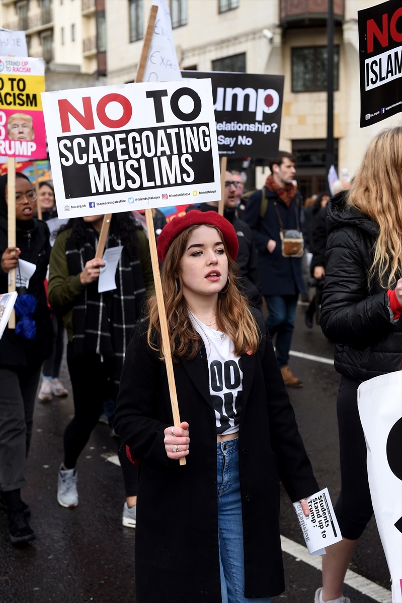İngiltere'de on binler Trump'ı protesto etti 7