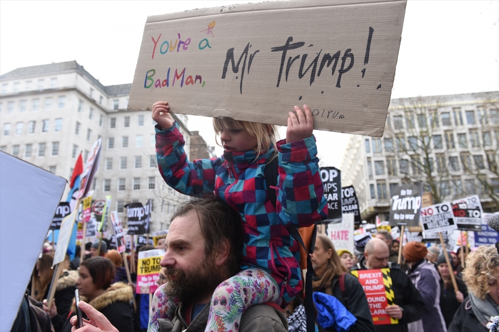 İngiltere'de on binler Trump'ı protesto etti 8