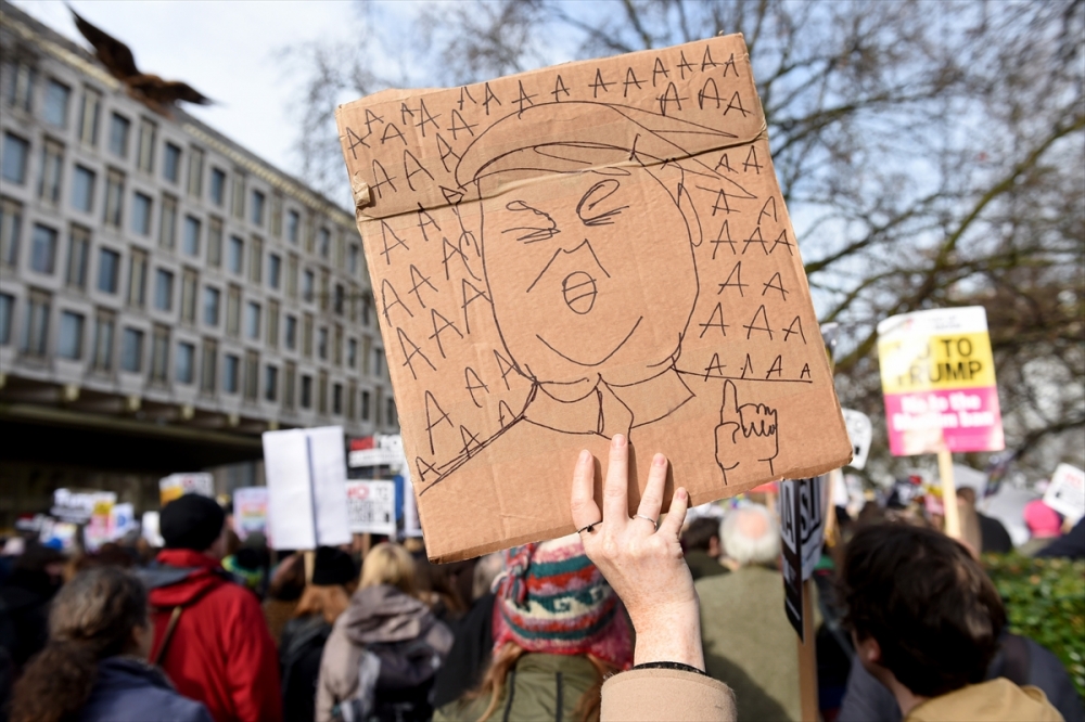 İngiltere'de on binler Trump'ı protesto etti 9