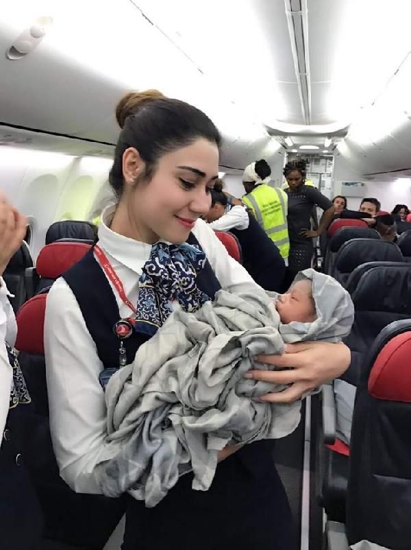 Uçağın 'en havalı' bebeği oldu 4