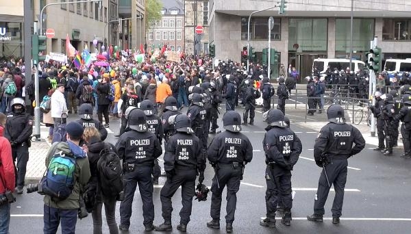Köln'de on binler ırkçılığa #HAYIR dedi 4