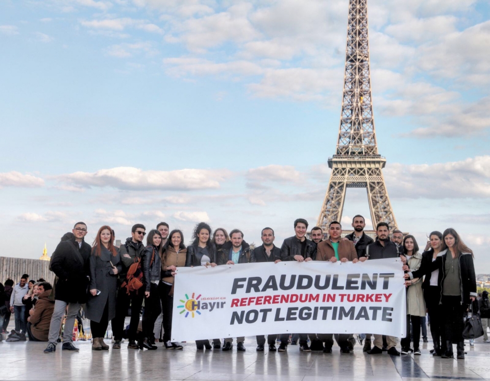 CHP'li gençlerden Paris'te referandum protestosu 1