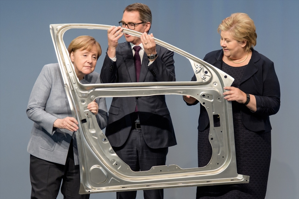 Merkel, otomobil fabrikasını sevdi 1