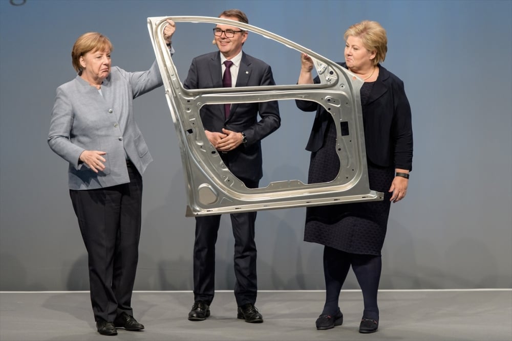 Merkel, otomobil fabrikasını sevdi 2