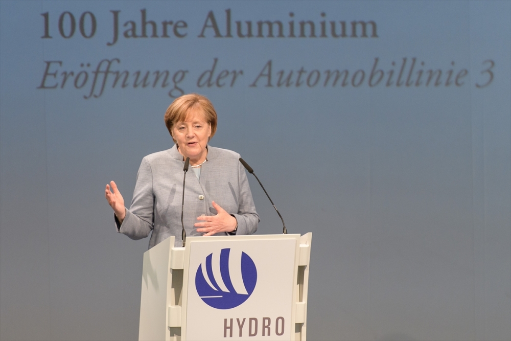 Merkel, otomobil fabrikasını sevdi 8