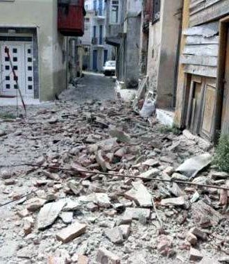 Deprem İzmir'de binaları ayırdı 10