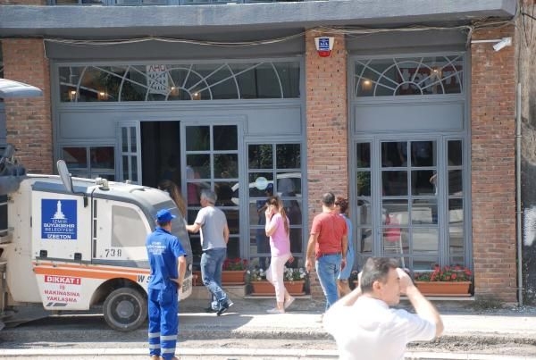 Deprem İzmir'de binaları ayırdı 11