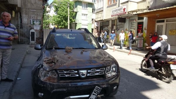 Deprem İzmir'de binaları ayırdı 13
