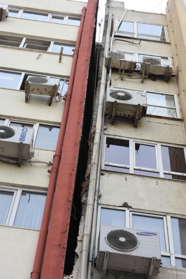 Deprem İzmir'de binaları ayırdı 14