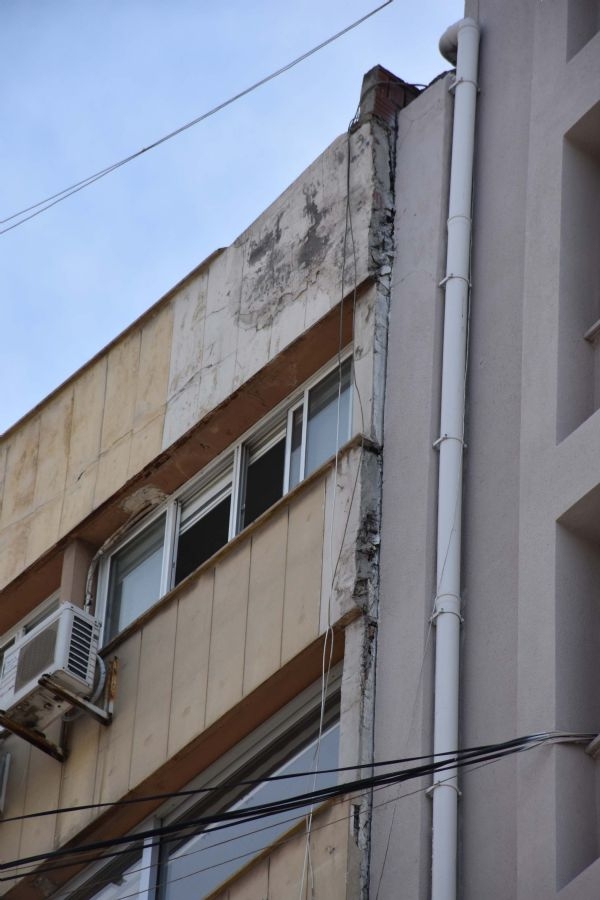 Deprem İzmir'de binaları ayırdı 16