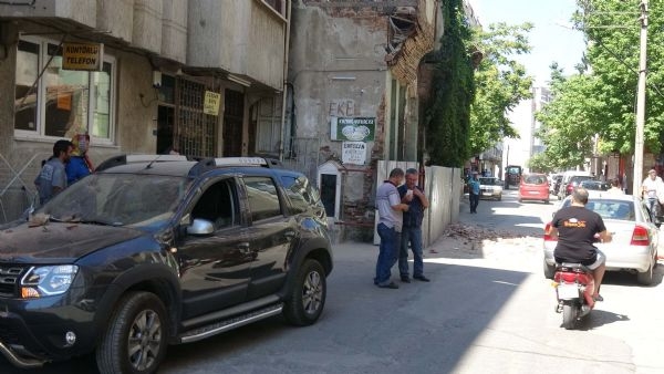 Deprem İzmir'de binaları ayırdı 17