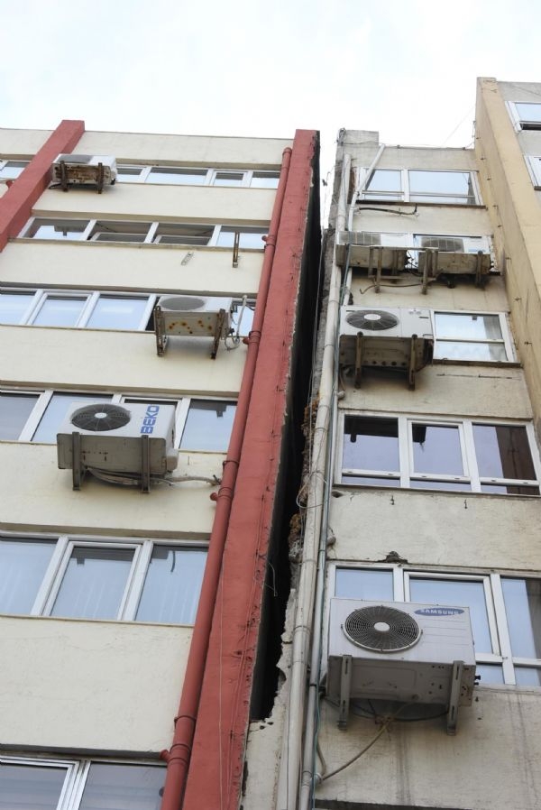 Deprem İzmir'de binaları ayırdı 19