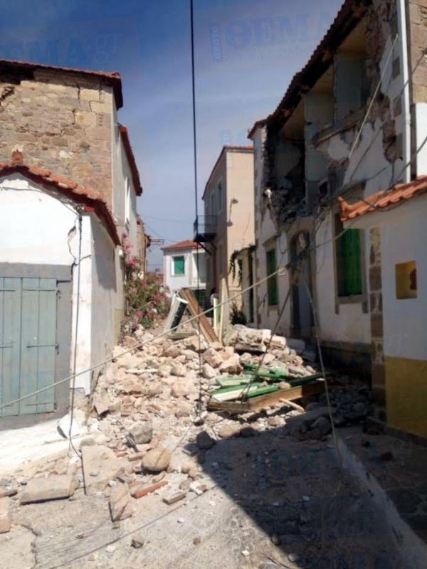 Deprem İzmir'de binaları ayırdı 2