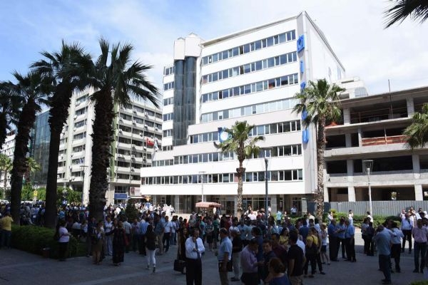 Deprem İzmir'de binaları ayırdı 20