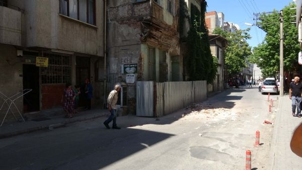 Deprem İzmir'de binaları ayırdı 22