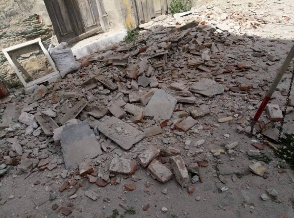 Deprem İzmir'de binaları ayırdı 3