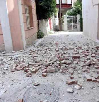 Deprem İzmir'de binaları ayırdı 5