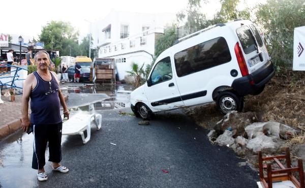 Bodrum'da depremin izleri sabah ortaya çıktı 12