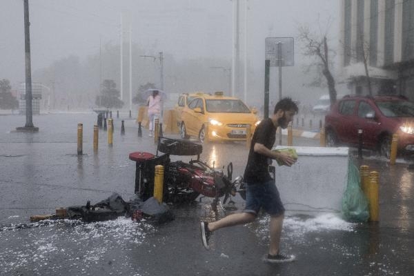 İstanbul'da yağmur hayatı felç etti 1