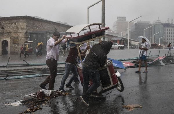 İstanbul'da yağmur hayatı felç etti 13