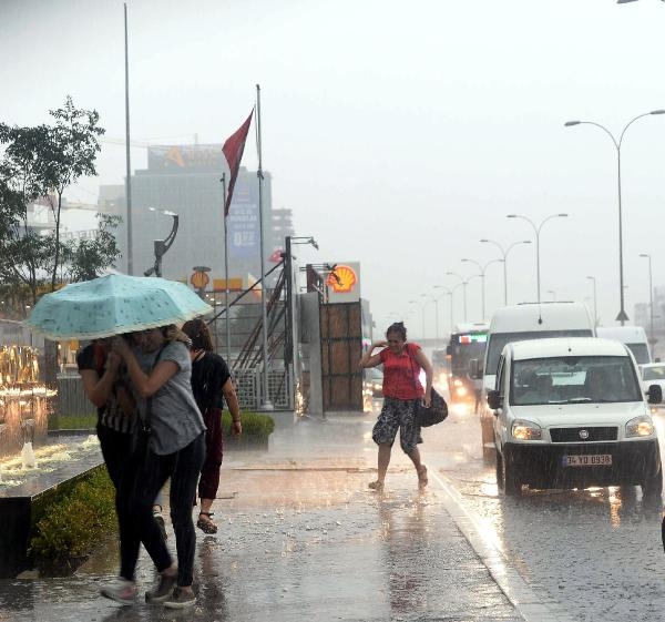 İstanbul'da yağmur hayatı felç etti 16