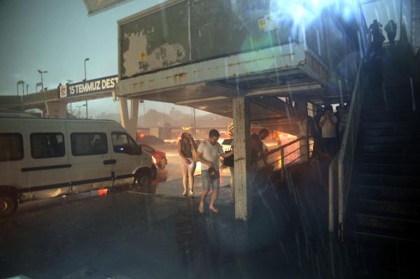 İstanbul'da yağmur hayatı felç etti 17