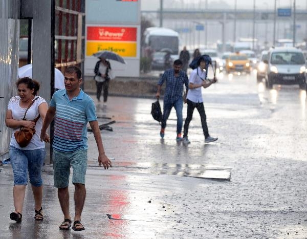 İstanbul'da yağmur hayatı felç etti 20