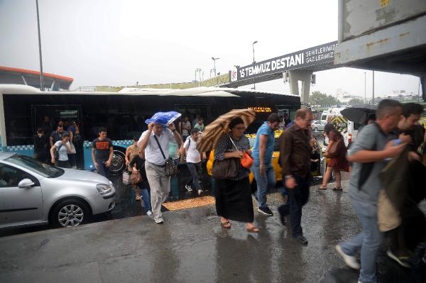 İstanbul'da yağmur hayatı felç etti 25