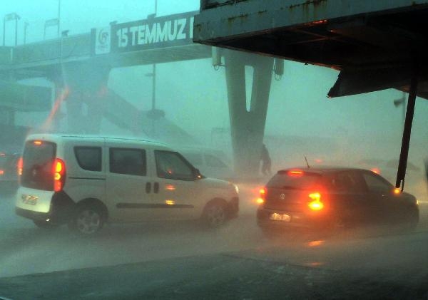 İstanbul'da yağmur hayatı felç etti 38