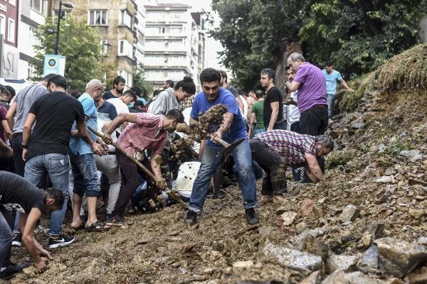 İstanbul'da yağmur hayatı felç etti 42
