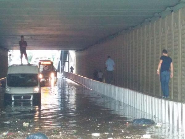 İstanbul'da yağmur hayatı felç etti 47
