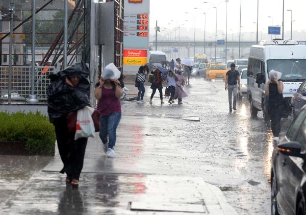 İstanbul'da yağmur hayatı felç etti 48