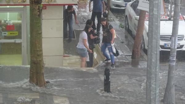 İstanbul'da yağmur hayatı felç etti 50