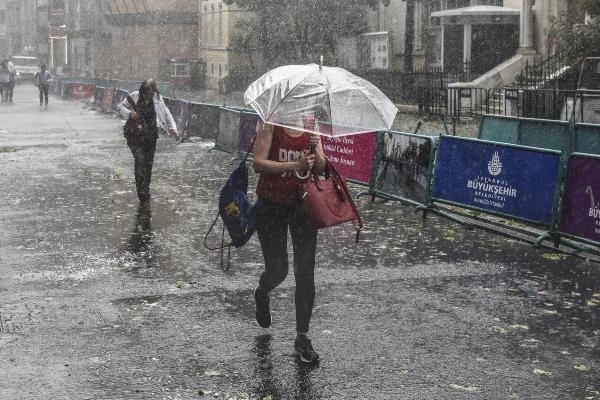 İstanbul'da yağmur hayatı felç etti 53