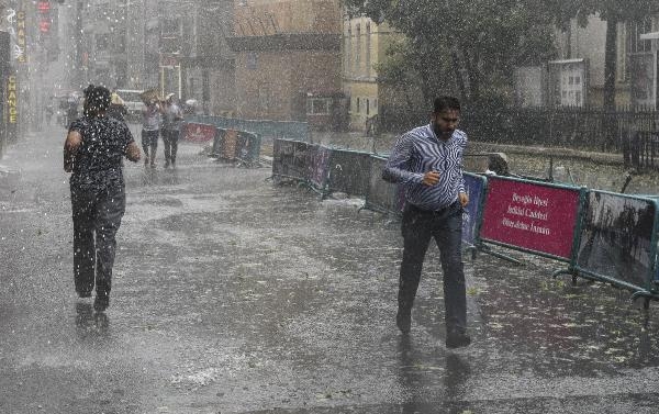 İstanbul'da yağmur hayatı felç etti 55