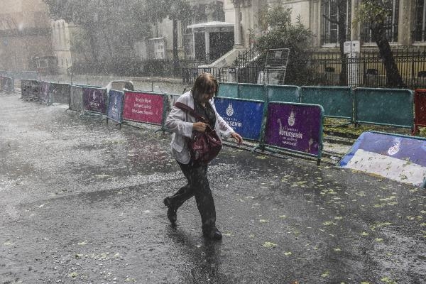 İstanbul'da yağmur hayatı felç etti 56