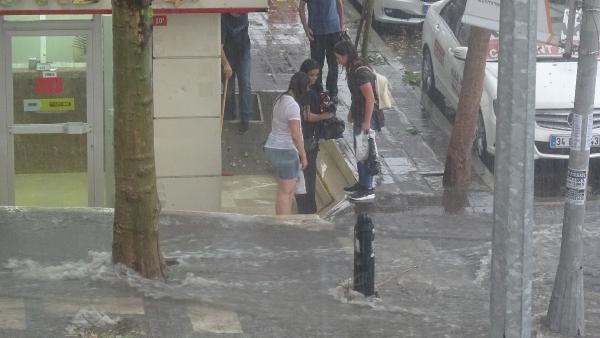 İstanbul'da yağmur hayatı felç etti 57